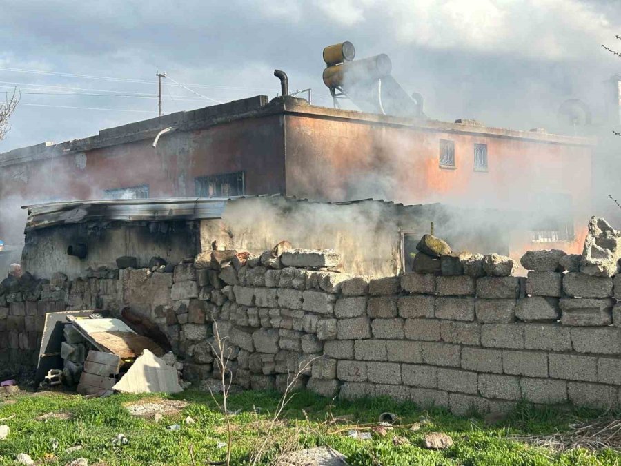 Samanlıkta Çıkan Yangın Eve Sıçramadan Söndürüldü