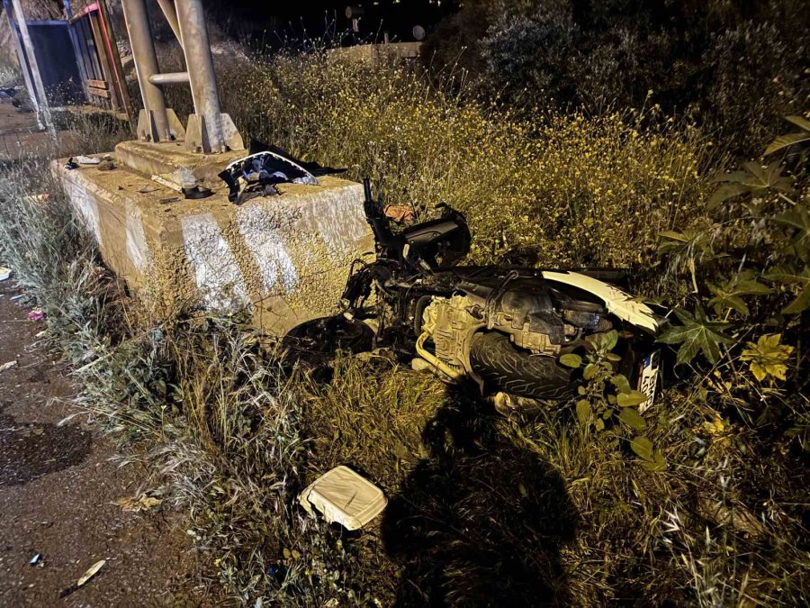 Kontrolden Çıkan Motosiklet Trafik Uyarı Levhasının Beton Ayağına Çarptı: 1 Yaralı