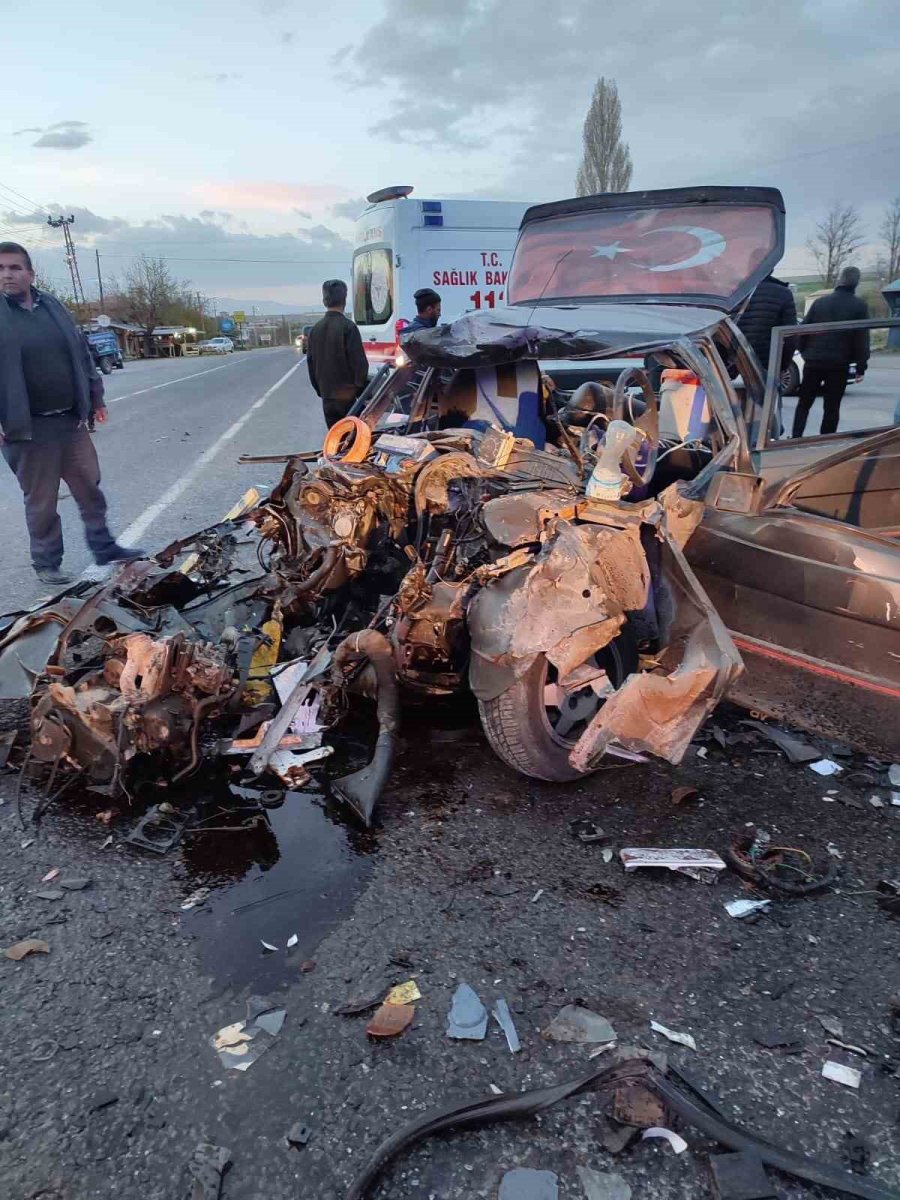 Niğde’de İki Otomobil Kafa Kafaya Çarpıştı: 1’i Ağır 4 Yaralı