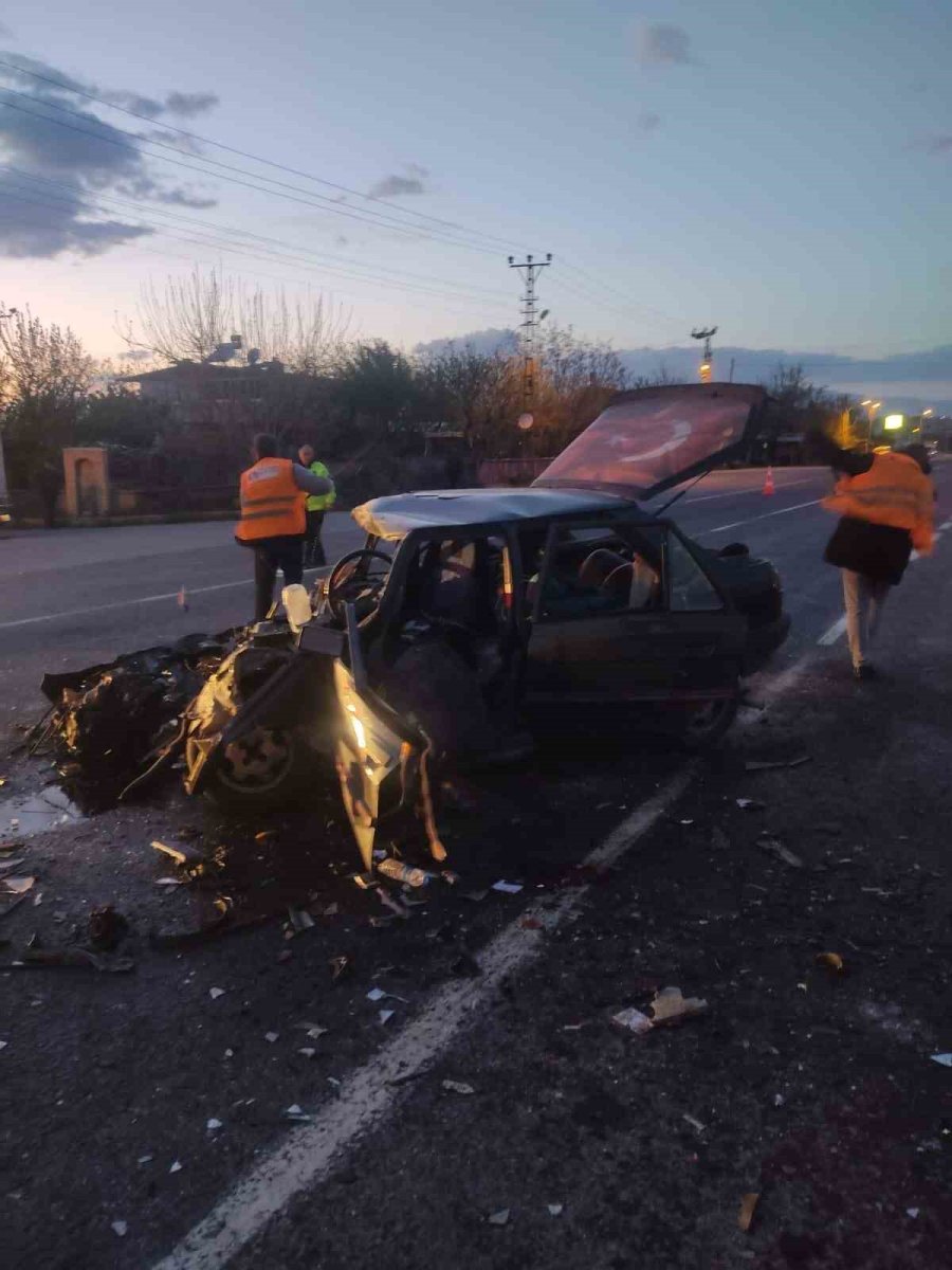 Niğde’de İki Otomobil Kafa Kafaya Çarpıştı: 1’i Ağır 4 Yaralı