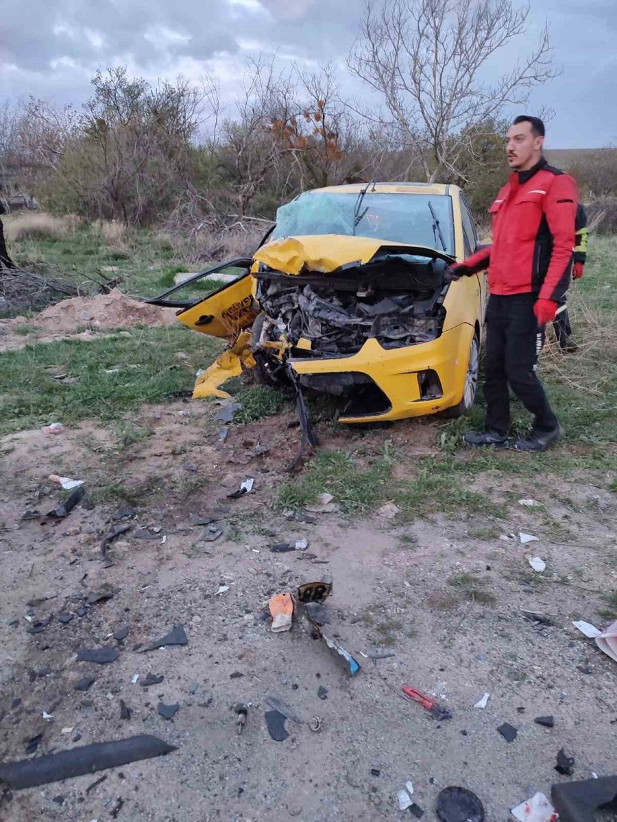 Niğde’de İki Otomobil Kafa Kafaya Çarpıştı: 1’i Ağır 4 Yaralı