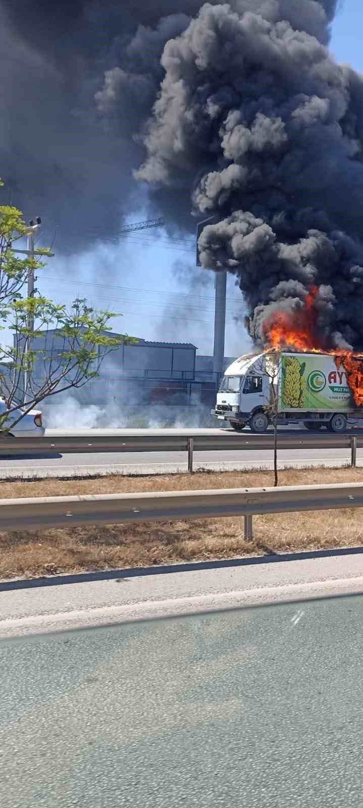 Hareket Halindeki Kamyonetin Kasası Yandı