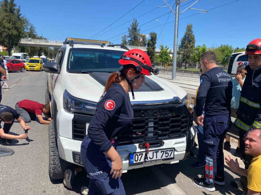 Antalya’da Yürekleri Ağza Getiren Kaza: 50 Yıllık Kamyon Şoförünün Refleksiyle Hayatta Kaldı