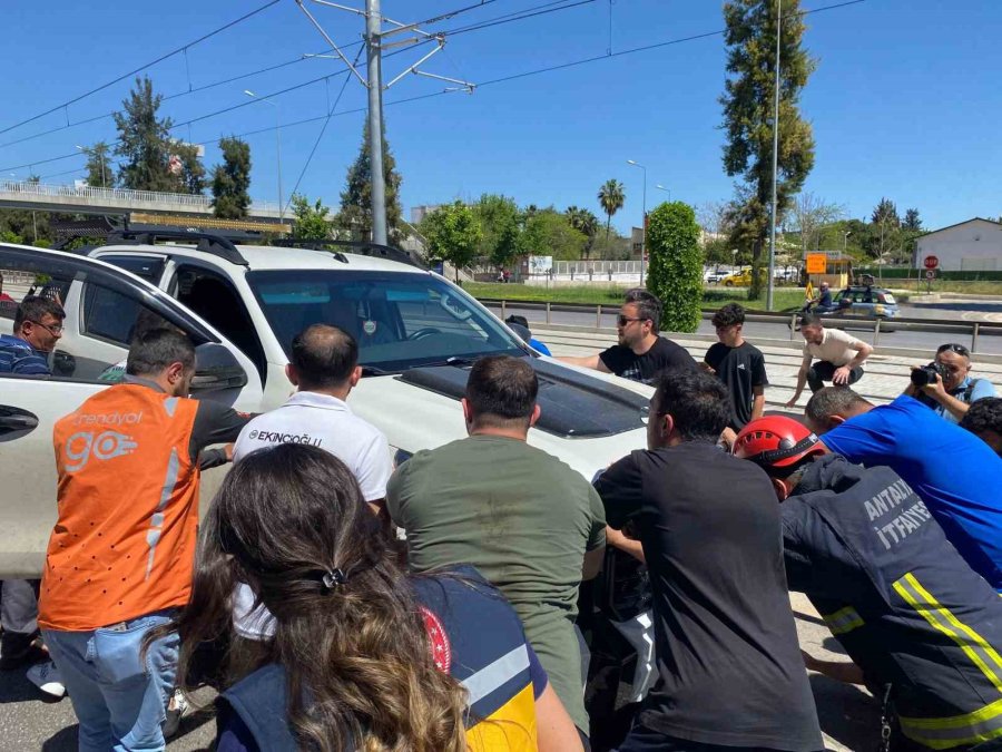 Antalya’da Yürekleri Ağza Getiren Kaza: 50 Yıllık Kamyon Şoförünün Refleksiyle Hayatta Kaldı