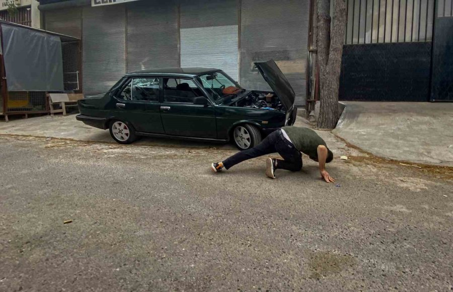 Antalya’da Otomobilde Yılan Alarmı