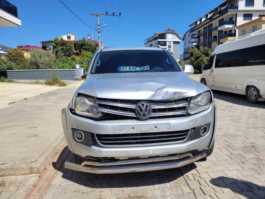 Kamyonet İle Hafif Ticari Araç Çarpıştı: 2 Yaralı