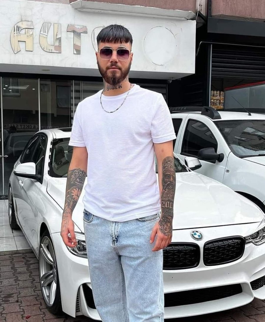 Oto Galerici Parkta Tabanca İle Vurularak Öldürüldü