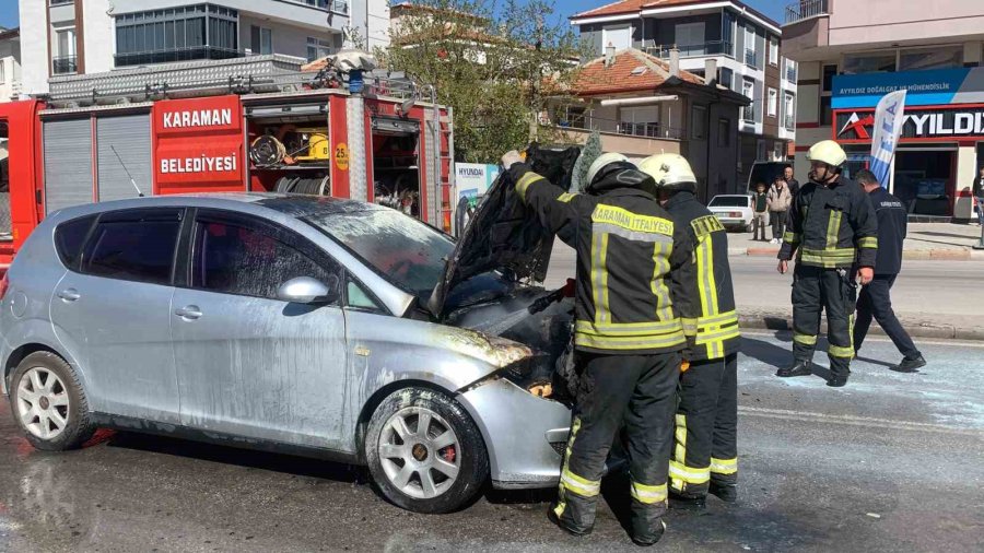 Trafik Işıklarında Bekleyen Otomobil Bir Anda Alev Aldı