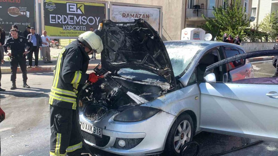 Trafik Işıklarında Bekleyen Otomobil Bir Anda Alev Aldı