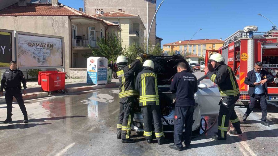 Trafik Işıklarında Bekleyen Otomobil Bir Anda Alev Aldı