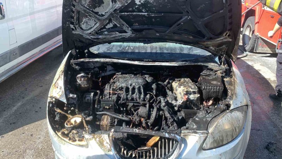 Trafik Işıklarında Bekleyen Otomobil Bir Anda Alev Aldı