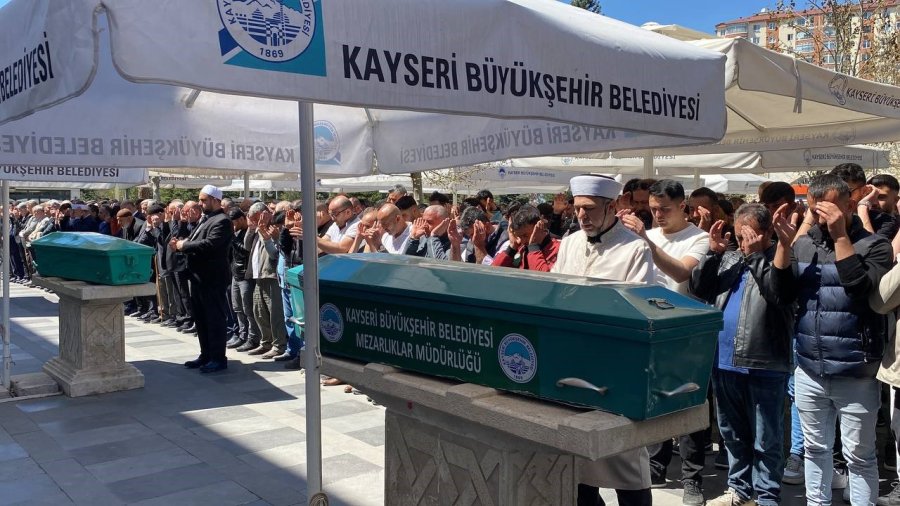 Karbonmonoksitten Zehirlenen Kardeşler Toprağa Verildi