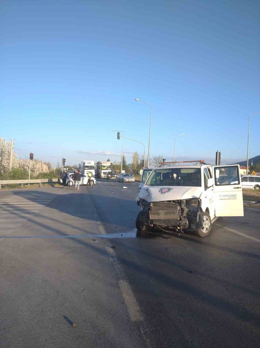 Konya’da Kamyonet Otomobille Çarpıştı: 11 Yaralı