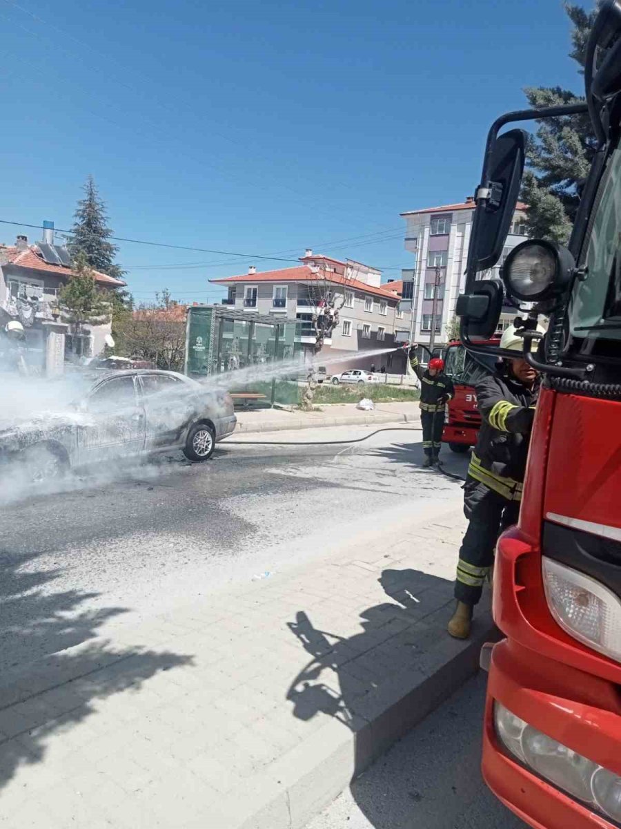 Seyir Halindeki Otomobil Alev Alev Yandı
