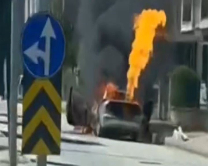 Seyir Halindeki Otomobil Alev Alev Yandı