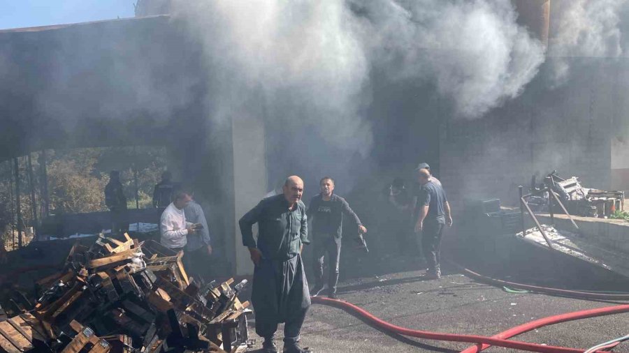 Mersin’de Depo Yangını Söndürüldü