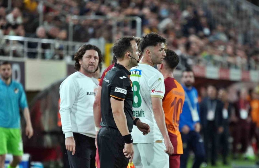 Trendyol Süper Lig: Alanyaspor: 0 - Galatasaray: 0 (ilk Yarı)