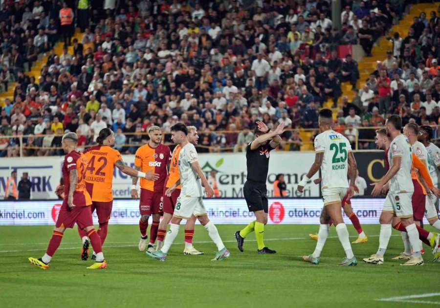 Trendyol Süper Lig: Alanyaspor: 0 - Galatasaray: 0 (ilk Yarı)