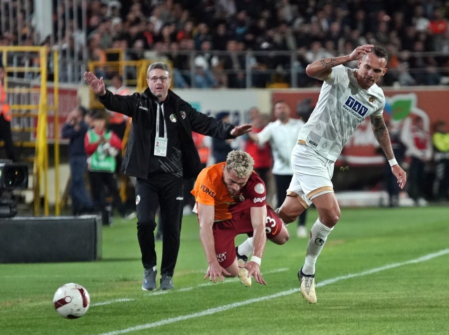 Trendyol Süper Lig: Alanyaspor: 0 - Galatasaray: 0 (ilk Yarı)