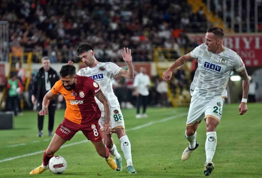 Trendyol Süper Lig: Alanyaspor: 0 - Galatasaray: 0 (ilk Yarı)