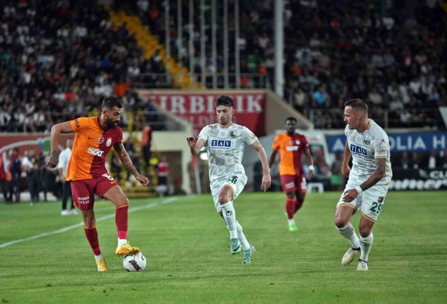 Trendyol Süper Lig: Alanyaspor: 0 - Galatasaray: 0 (ilk Yarı)