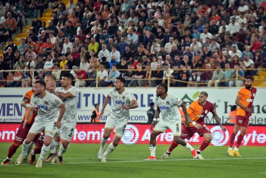 Trendyol Süper Lig: Alanyaspor: 0 - Galatasaray: 0 (ilk Yarı)