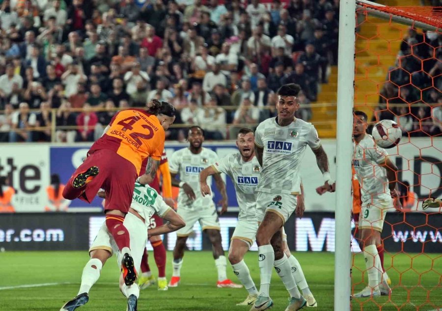Trendyol Süper Lig: Alanyaspor: 0 - Galatasaray: 0 (ilk Yarı)