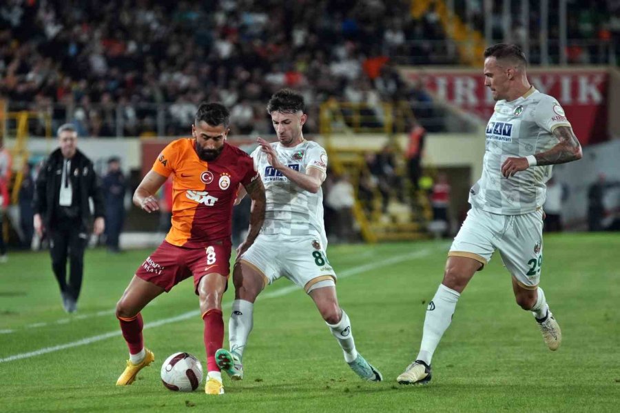 Trendyol Süper Lig: Alanyaspor: 0 - Galatasaray: 0 (ilk Yarı)