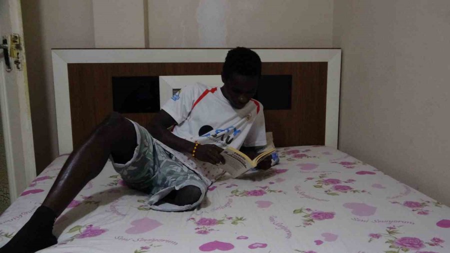 Gambiya’dan Geldi, ’en İyi Kanat Oyuncusu’ Seçildi