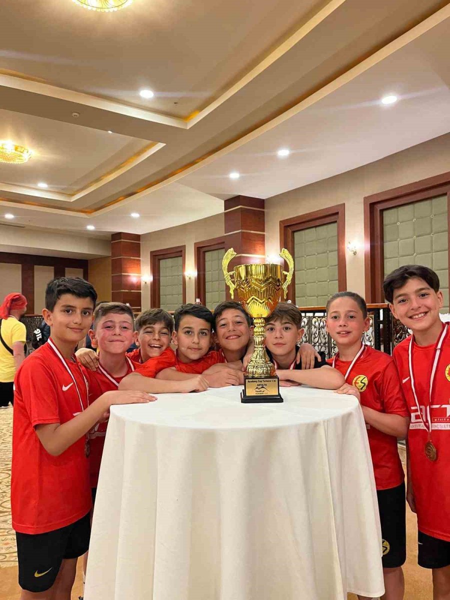 Umudumuz Es Es’in Minikleri Şampiyon Oldu