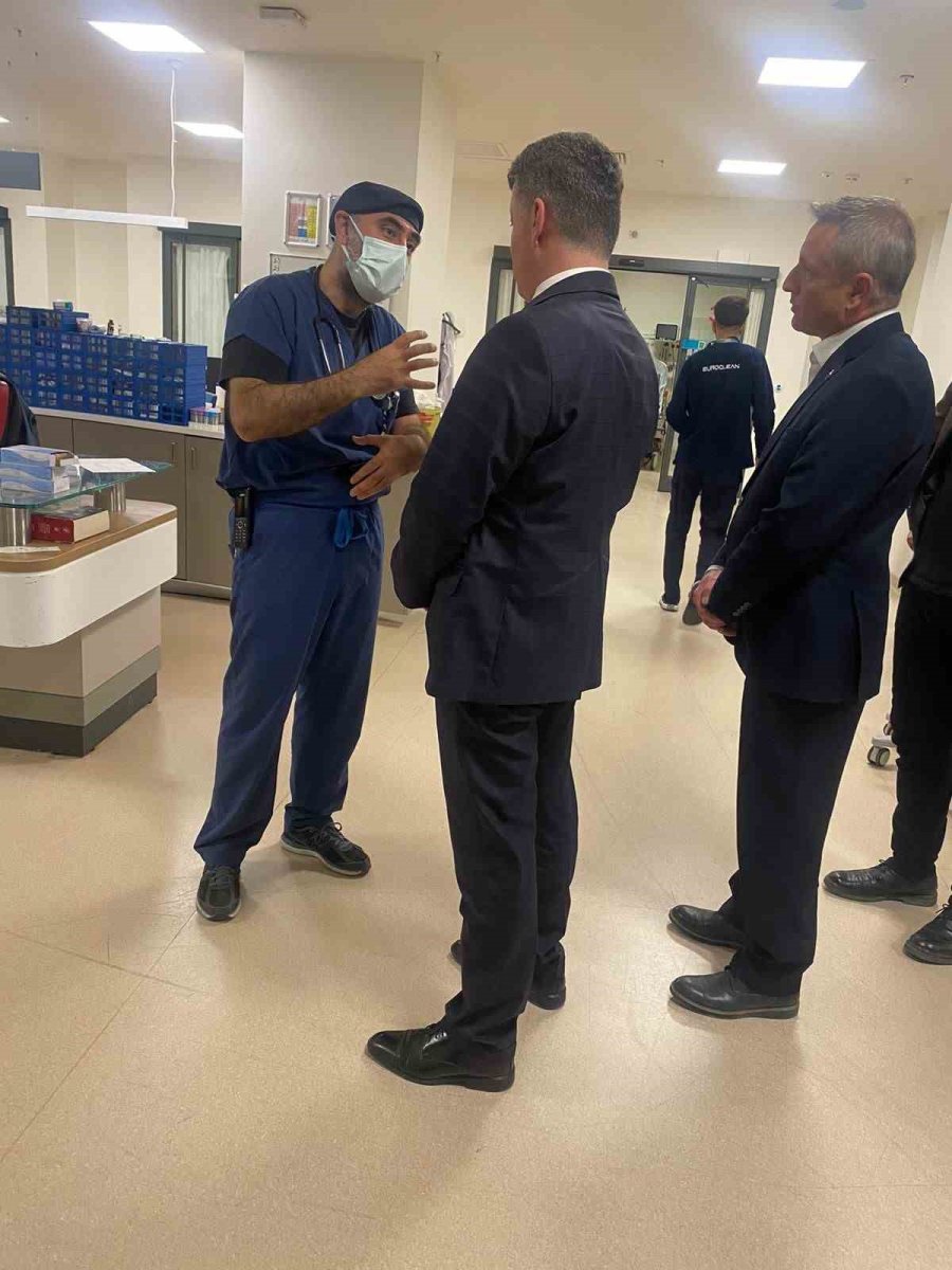 Tramvayın Çarptığı Polis Memuru Ağır Yaralandı