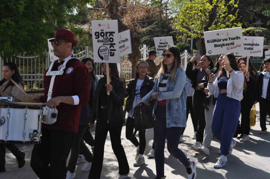Turizm Haftası İçin Liseli Öğrencilerle Yürüyüş Düzenlendi