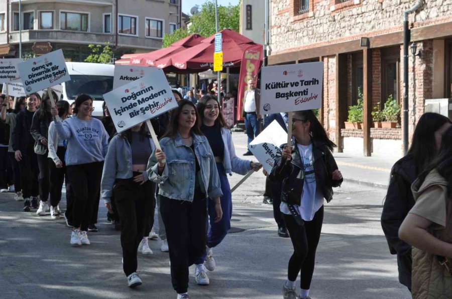 Turizm Haftası İçin Liseli Öğrencilerle Yürüyüş Düzenlendi
