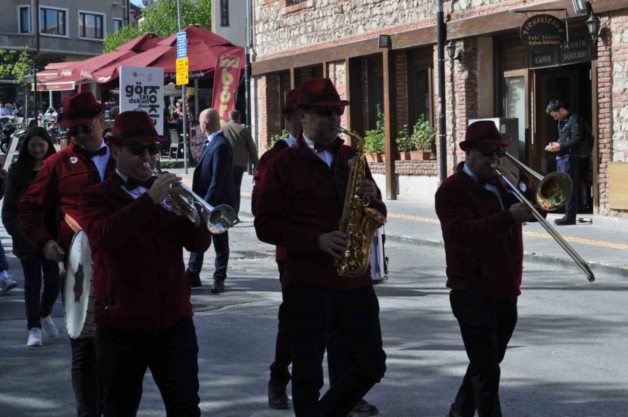 Turizm Haftası İçin Liseli Öğrencilerle Yürüyüş Düzenlendi