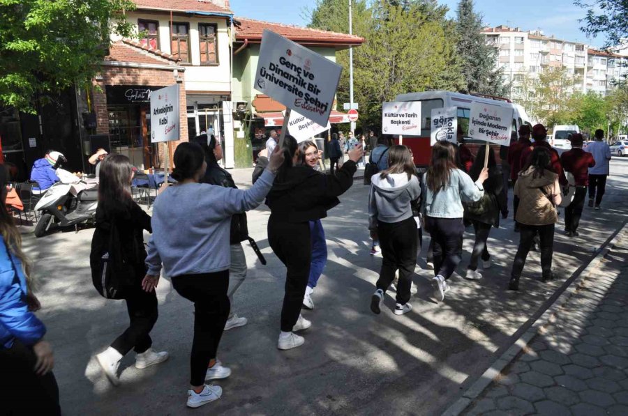 Turizm Haftası İçin Liseli Öğrencilerle Yürüyüş Düzenlendi
