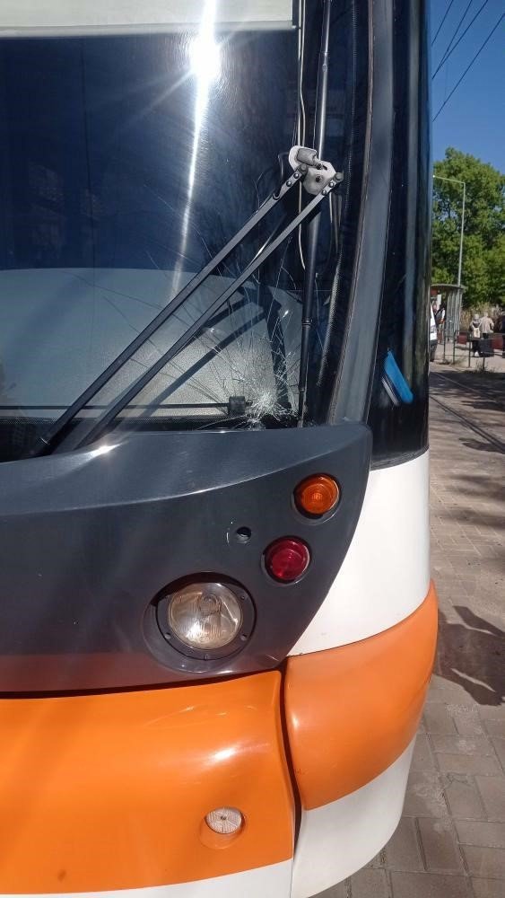 Tramvayın Çarptığı Polis Memuru Ağır Yaralandı