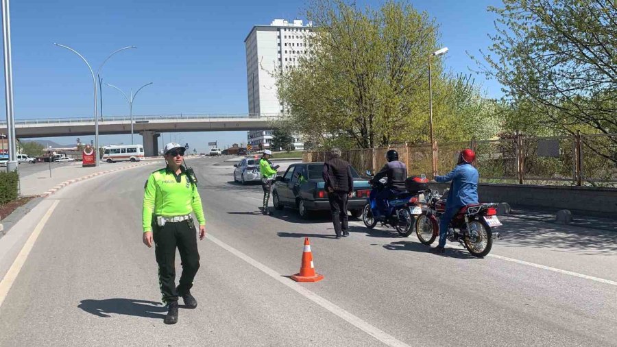 Trafik Polisinin Dikkati, Direksiyon Başında Fenalaşan Sürücünün Kaza Yapmasını Önledi