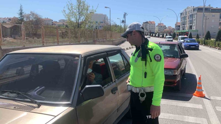Trafik Polisinin Dikkati, Direksiyon Başında Fenalaşan Sürücünün Kaza Yapmasını Önledi