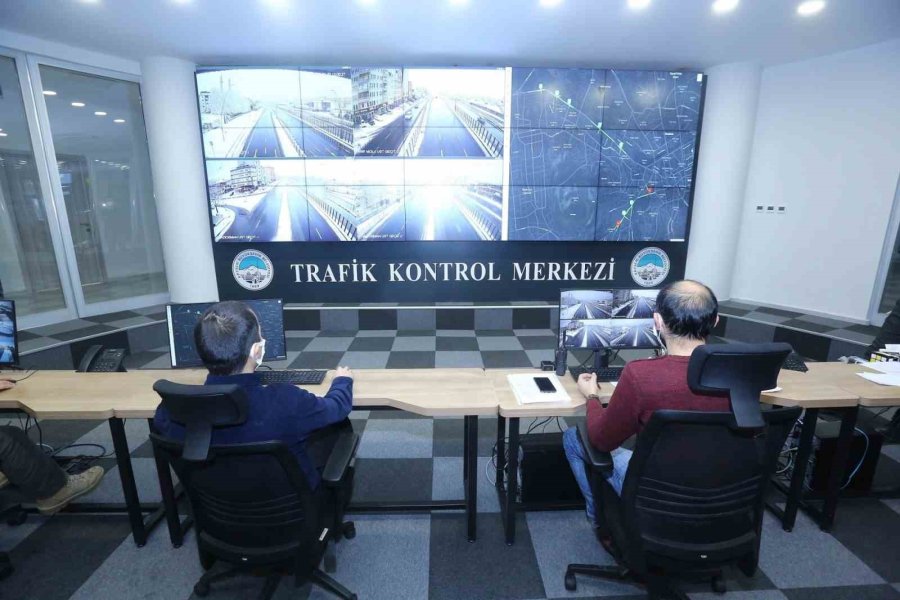 Trafik Kontrol Merkezinde; 320 Kamera İle 135 Kavşak Canlı Takip Ediliyor