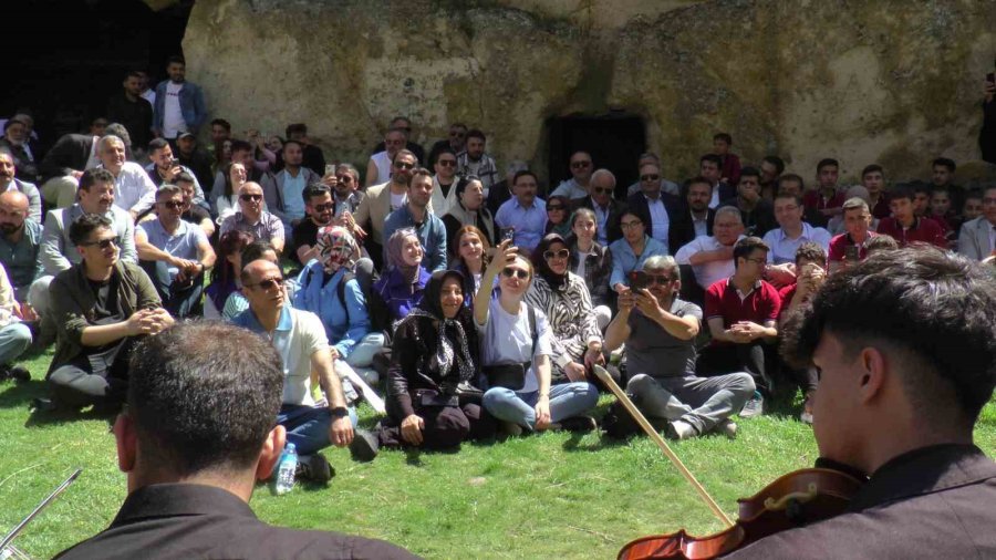 Vali Çiçek Ve Başkan Büyükkılıç Turizmcilerle Şarkı Söyledi