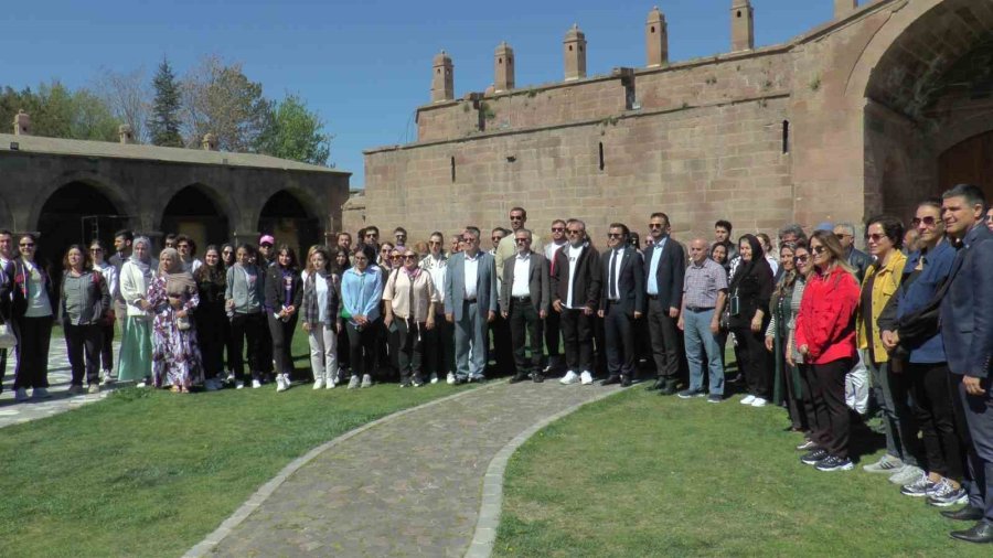 Vali Çiçek Ve Başkan Büyükkılıç Turizmcilerle Şarkı Söyledi