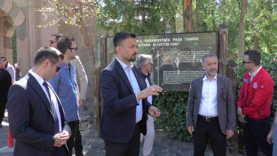 Vali Çiçek Ve Başkan Büyükkılıç Turizmcilerle Şarkı Söyledi