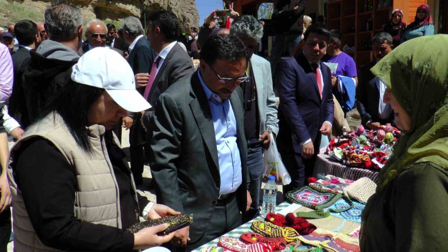 Vali Çiçek Ve Başkan Büyükkılıç Turizmcilerle Şarkı Söyledi