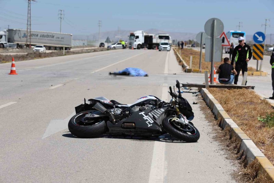 Motosiklet Tıra Çarptı, Sürücü Öldü