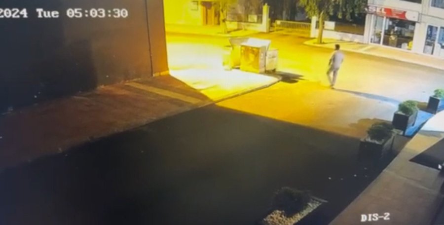 20 Aracın Lastiklerini Kesen Şahıs Güvenlik Kamerasına Yansıdı