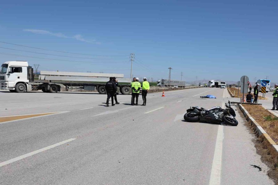 Motosiklet Tıra Çarptı, Sürücü Öldü