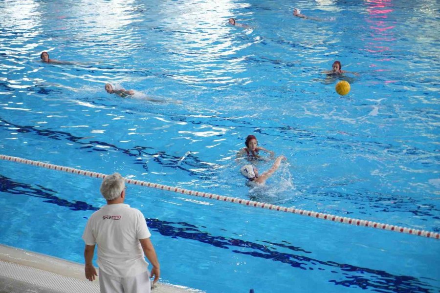 U-19 Kadınlar Sutopu Türkiye Şampiyonası, Niğde’de Başladı