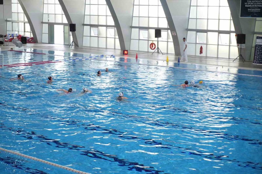 U-19 Kadınlar Sutopu Türkiye Şampiyonası, Niğde’de Başladı