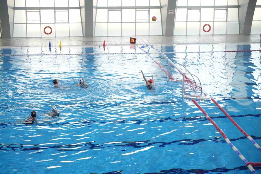 U-19 Kadınlar Sutopu Türkiye Şampiyonası, Niğde’de Başladı