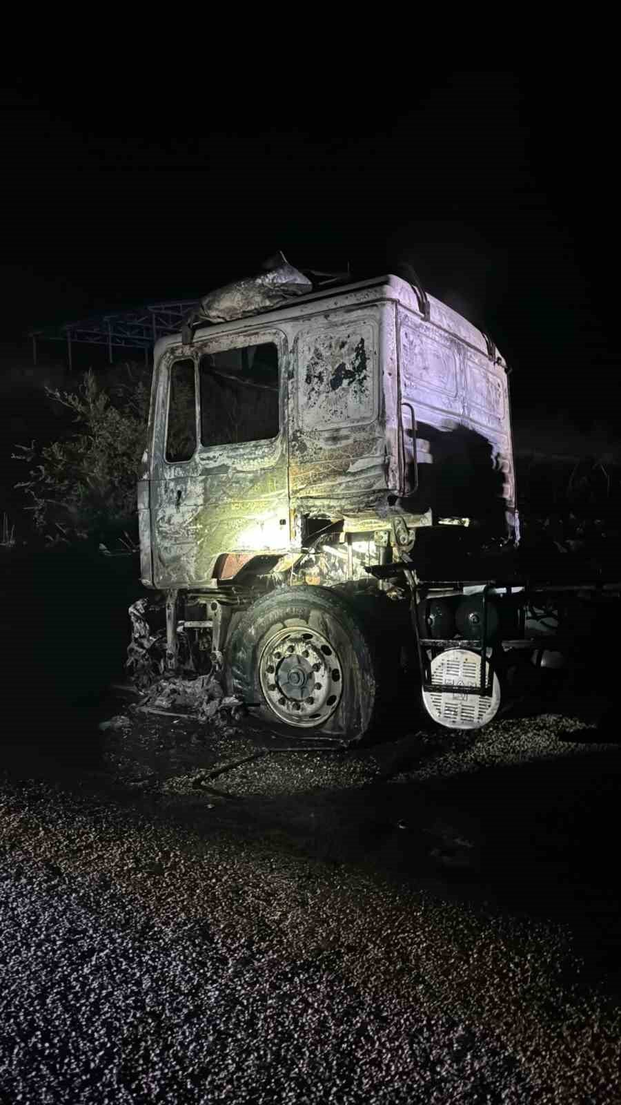 Park Halindeki Tırı Yaktılar, O Anları Kameraya Çektiler